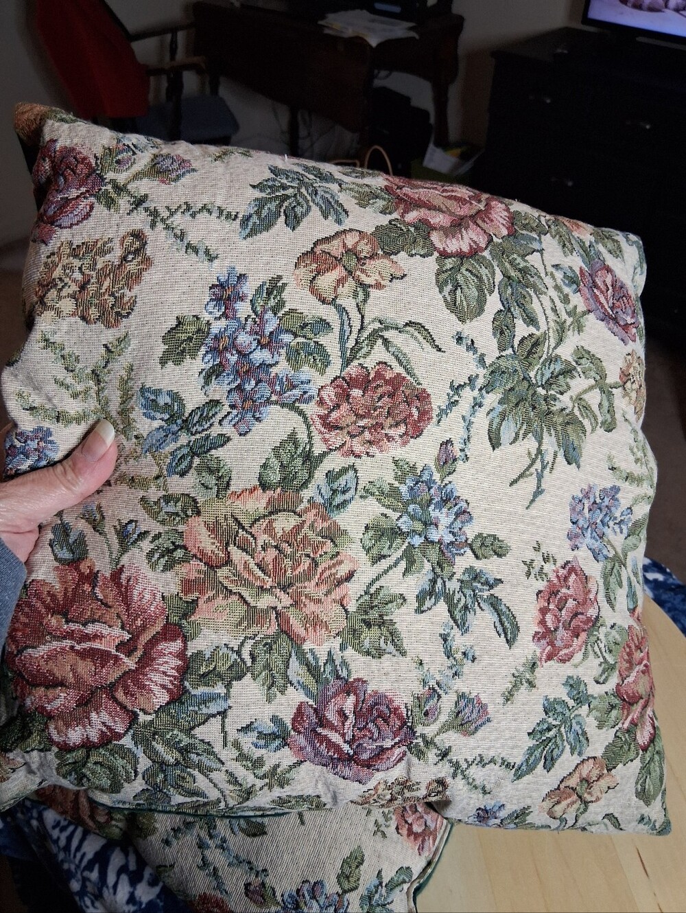 Pari of Floral Tapestry Throw Pillow in Cream with Rose Pattern 16 x 16